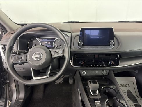 Used 2022 Nissan Rogue SV image 3