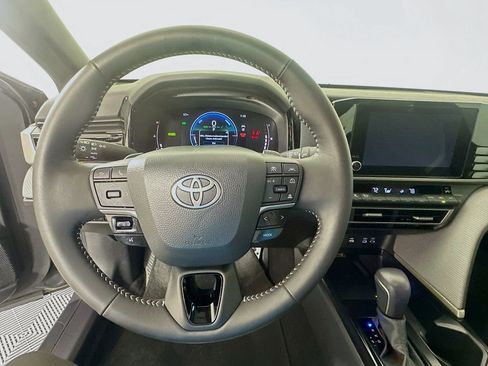 Used 2025 Toyota Camry SE image 11