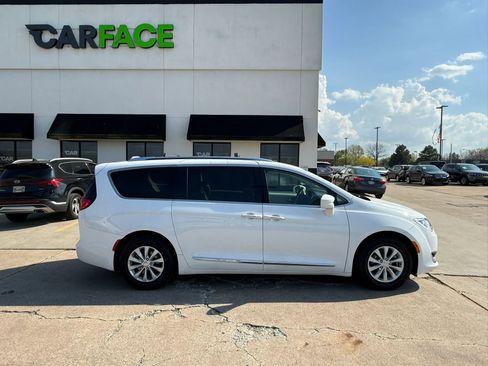 Used 2019 Chrysler Pacifica Touring-L FWD image 17
