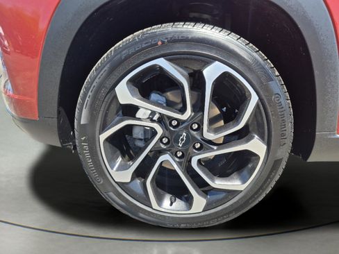 Used 2024 Chevrolet Trax RS w/ Sunroof Package FWD image 19
