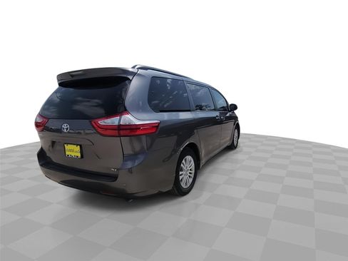 Used 2017 Toyota Sienna XLE Premium FWD image 8
