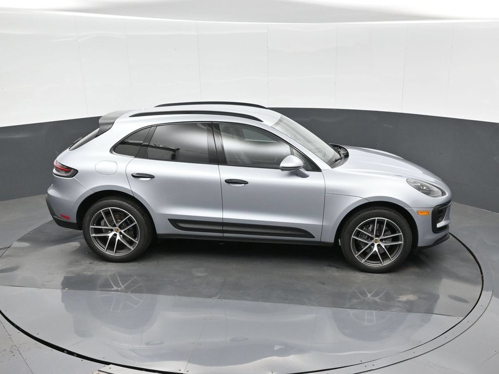 Certified 2022 Porsche Macan AWD/4WD image 31