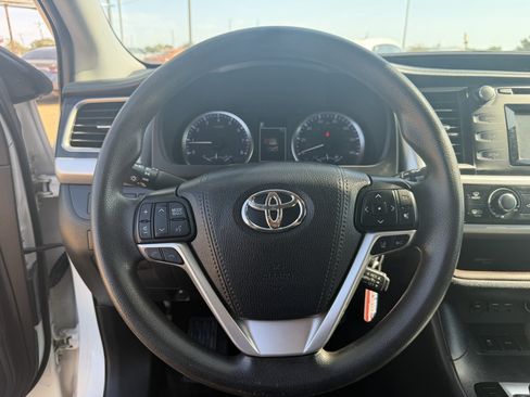 Used 2019 Toyota Highlander LE FWD image 24