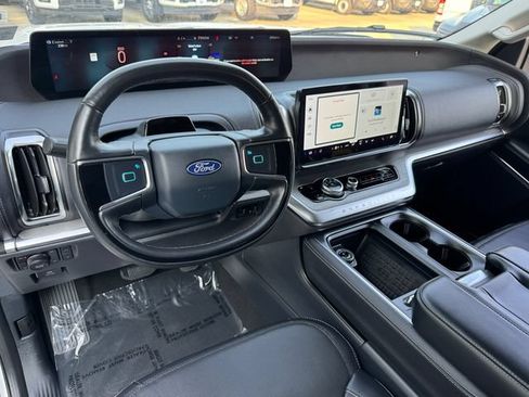 Used 2025 Ford Expedition Max Platinum AWD/4WD image 5