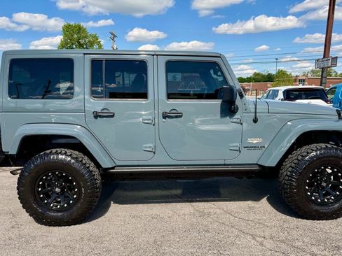 Used 2014 Jeep Wrangler Unlimited Sahara w/ Connectivity Group AWD/4WD image 9