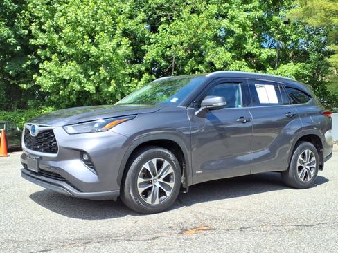 Used 2022 Toyota Highlander XLE AWD/4WD image 3
