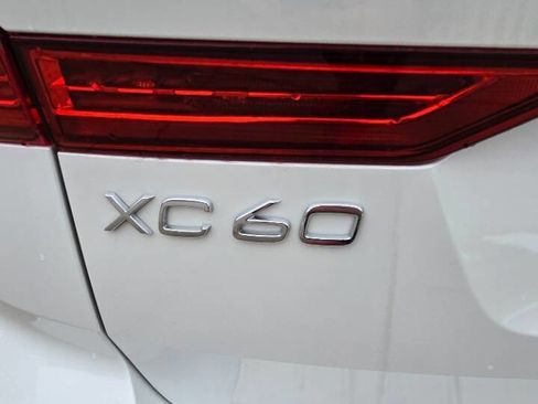Used 2023 Volvo XC60 B5 Core image 8