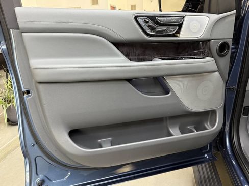 Used 2019 Lincoln Navigator Reserve AWD/4WD image 12