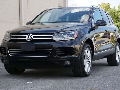 Used 2014 Volkswagen Touareg Sport image 1