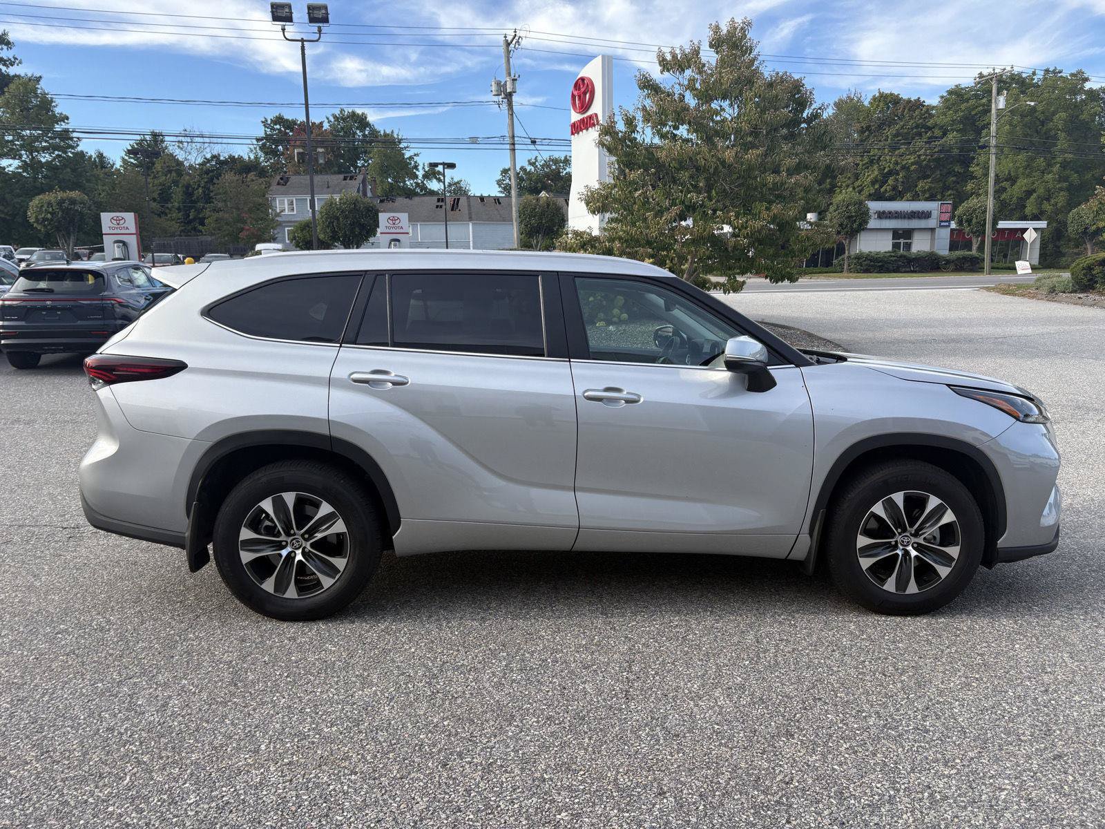 Used 2025 Toyota Highlander XLE AWD/4WD image 8