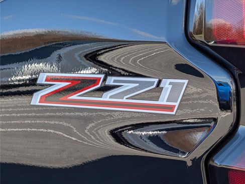 Used 2025 Chevrolet Colorado Z71 w/ Midnight Edition image 10