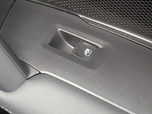 Used 2025 Volkswagen Tiguan SE R-Line image 35