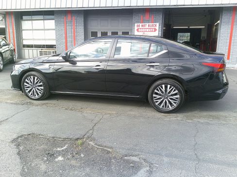 Used 2025 Nissan Altima 2.5 SV FWD image 14