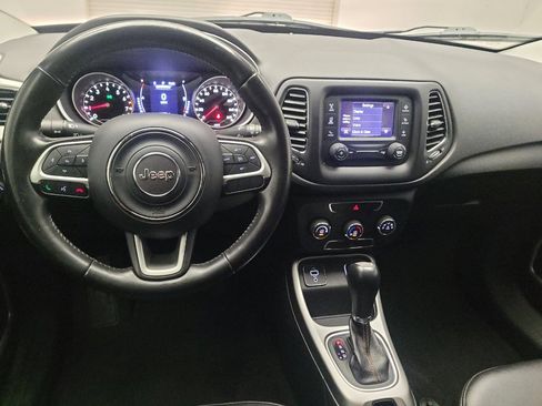 Used 2018 Jeep Compass Latitude FWD image 22