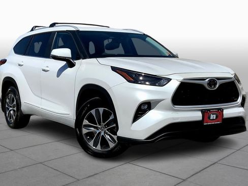 Used 2023 Toyota Highlander XLE AWD/4WD image 3