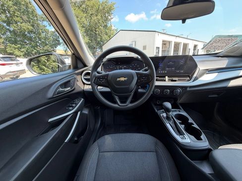Used 2024 Chevrolet Trax LS w/ LS Convenience Package FWD image 2