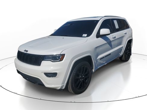 Used 2020 Jeep Grand Cherokee Altitude image 3