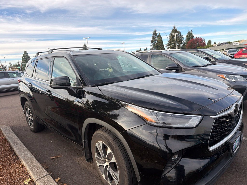 Used 2022 Toyota Highlander XLE AWD/4WD image 3