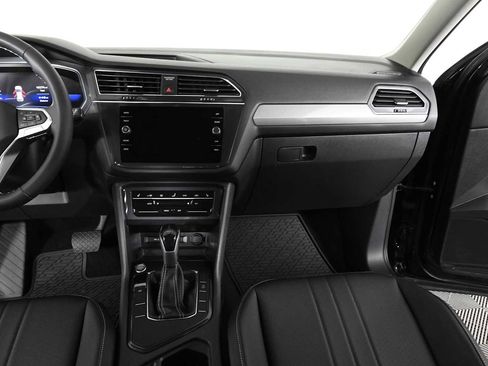 Certified 2023 Volkswagen Tiguan SE FWD image 15