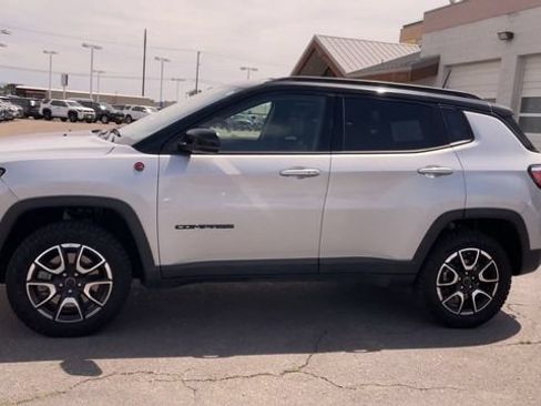 Used 2025 Jeep Compass Trailhawk AWD/4WD image 6