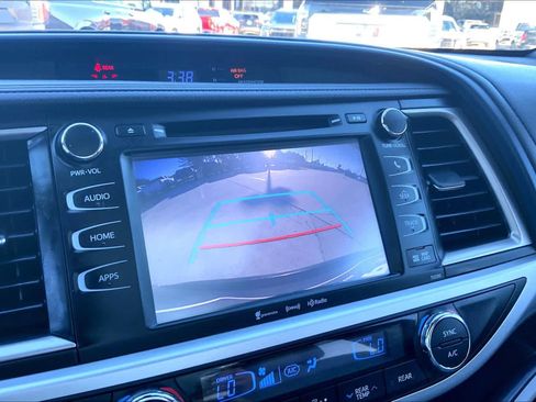 Used 2019 Toyota Highlander XLE image 25
