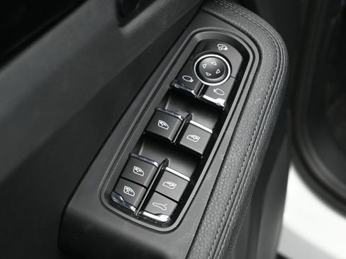 Certified 2025 Porsche Macan image 9