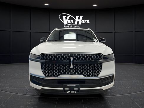 Used 2025 Lincoln Navigator L Reserve AWD/4WD image 2