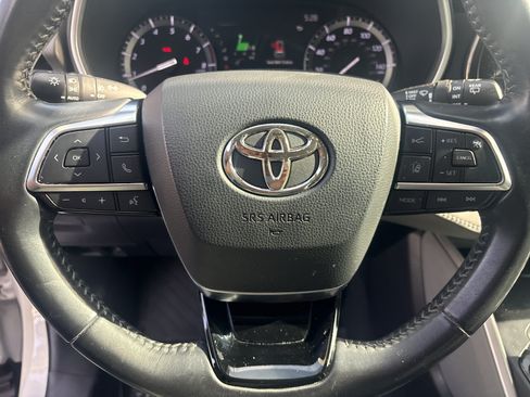 Used 2020 Toyota Highlander XLE AWD/4WD image 15