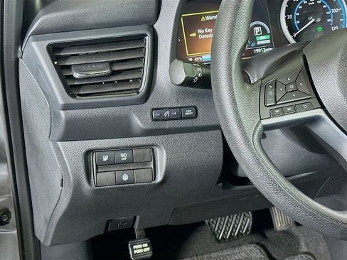 Used 2025 Nissan Leaf S image 17