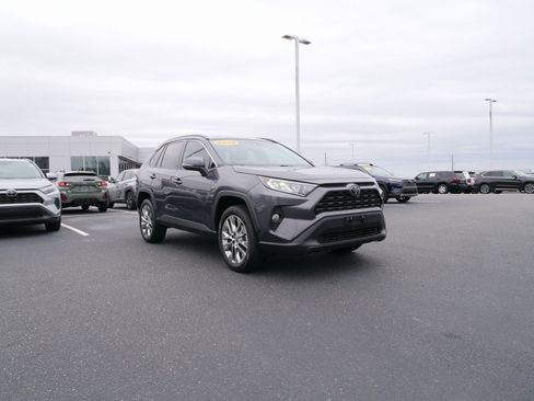 Used 2019 Toyota RAV4 XLE Premium image 10