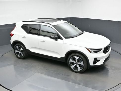 Used 2024 Volvo XC40 B5 Plus image 41