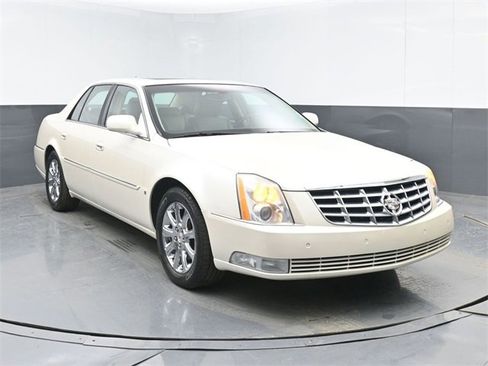 Used 2008 Cadillac DTS w/ Sun And Sound Package image 2