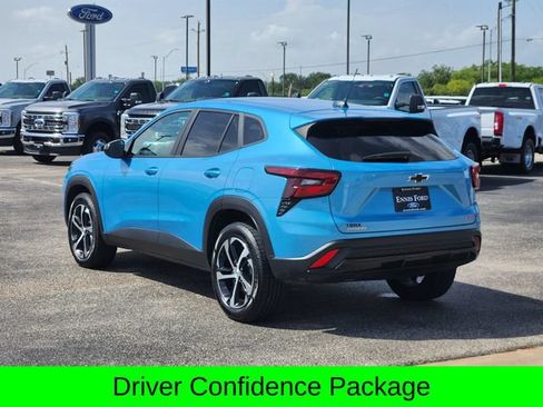 Used 2025 Chevrolet Trax RS w/ Sunroof Package FWD image 4