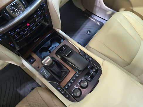 Used 2021 Lexus LX 570 4WD w/ Luxury Package image 22
