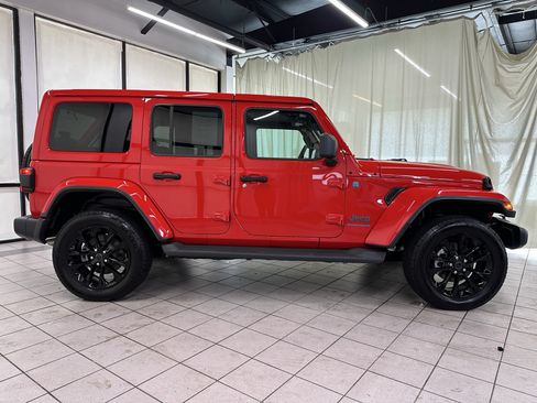 Used 2025 Jeep Wrangler Unlimited Sahara AWD/4WD image 2
