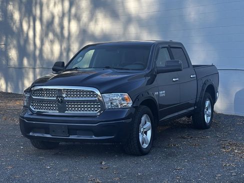 Used 2016 RAM 1500 Classic SLT w/ SLT Plus D￩cor Group image 3