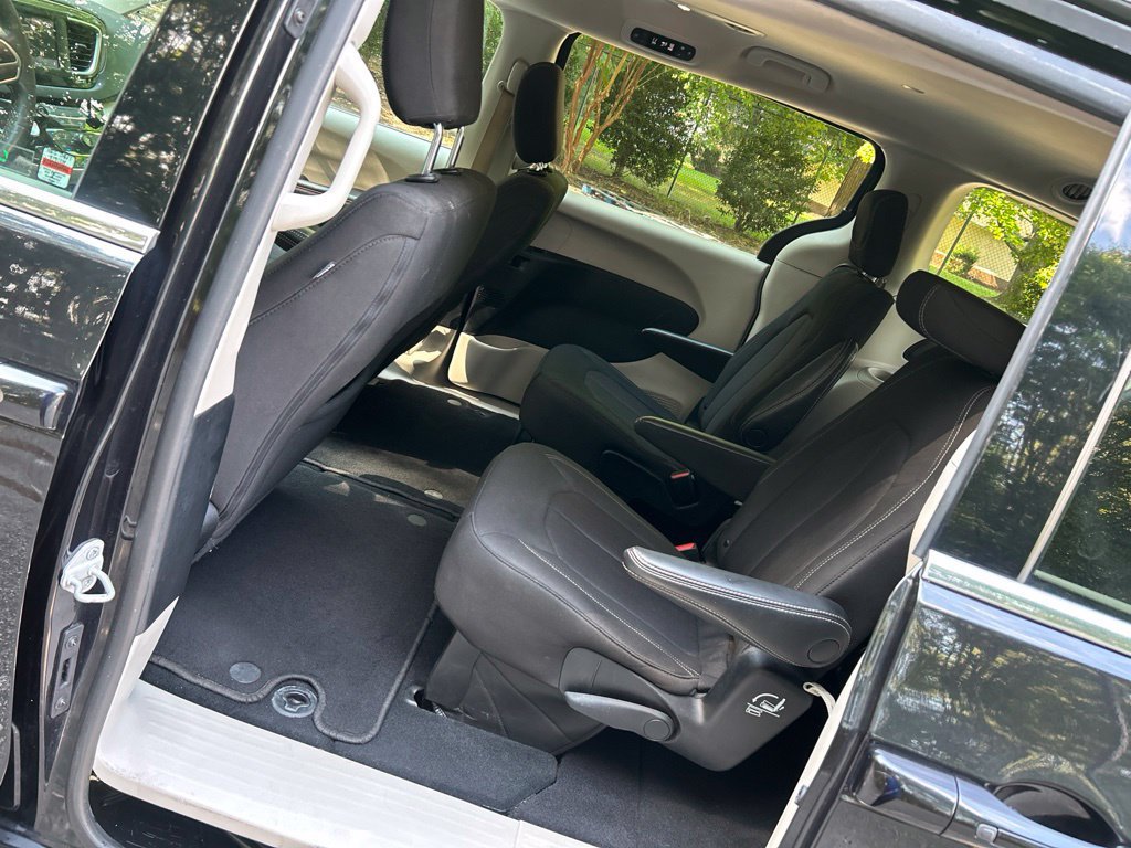 Used 2022 Chrysler Voyager LX FWD image 25