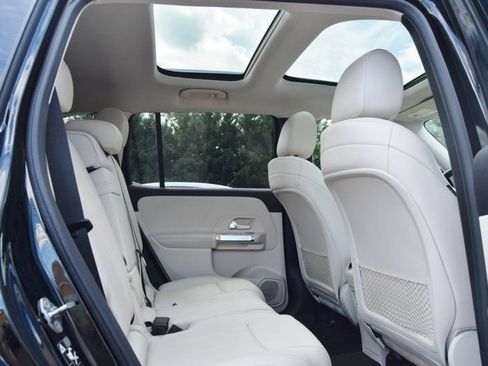 Used 2020 Mercedes-Benz GLB 250 4MATIC w/ Premium Package image 36