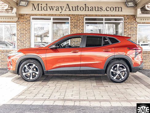Used 2024 Chevrolet Trax RS w/ Sunroof Package FWD image 4