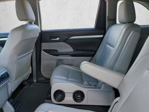 Used 2014 Toyota Highlander XLE FWD image 19