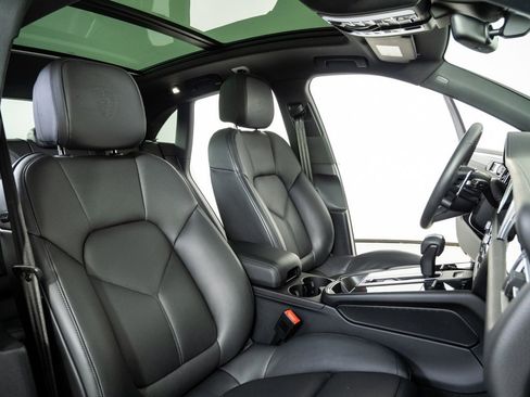 Certified 2025 Porsche Macan image 24