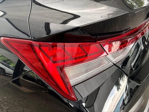 Certified 2025 Hyundai Elantra Limited FWD image 28
