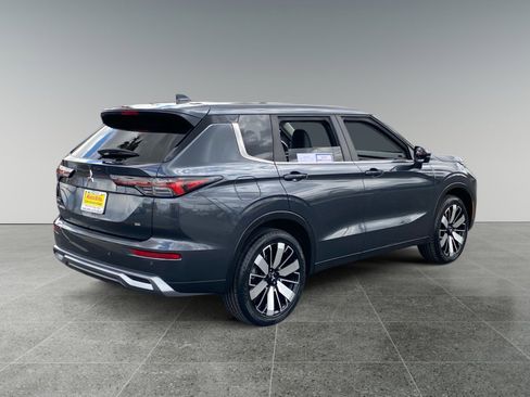 Used 2025 Mitsubishi Outlander AWD image 5