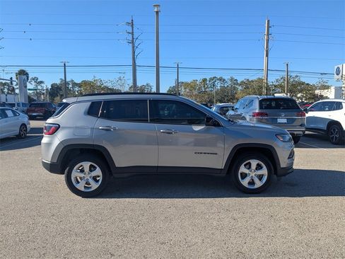 Used 2022 Jeep Compass Latitude image 10