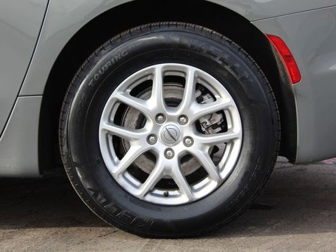 Used 2023 Chrysler Pacifica Touring-L image 23