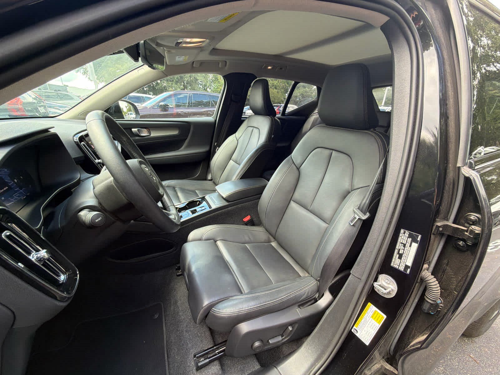 Used 2025 Volvo XC40 B5 Plus AWD/4WD image 28