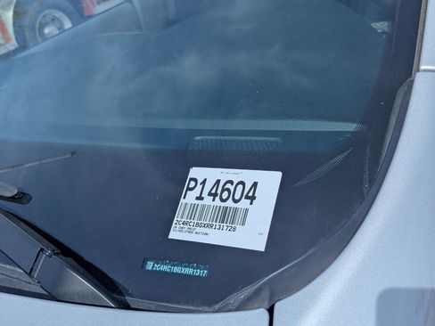 Used 2024 Chrysler Pacifica Touring-L image 23