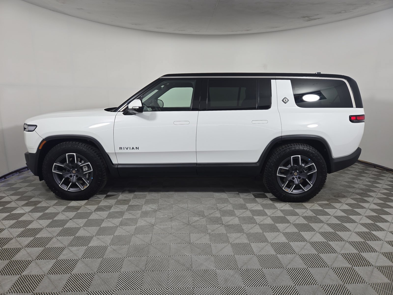 Used 2025 Rivian R1S Adventure Dual AWD/4WD image 2