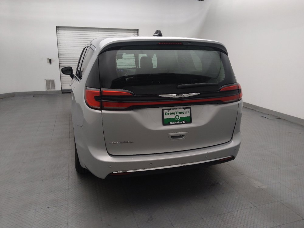 Used 2024 Chrysler Pacifica Touring-L FWD image 6