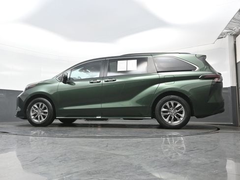 Used 2024 Toyota Sienna XLE image 31